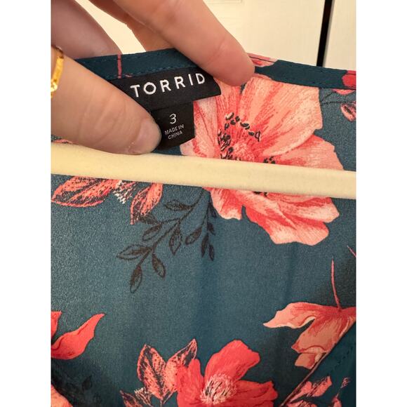 EUC! Torrid 3 Floral Flutter sleeve Blouse - Picture 4 of 6